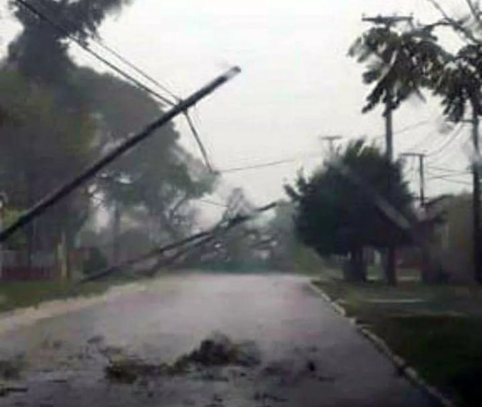 El temporal llegó con fuertes ráfagas de viento y afectó a Santo Tomé