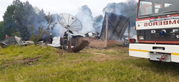 Dos incendios, dos casas consumidas por el fuego Dos incendios, dos casas consumidas por el fuego