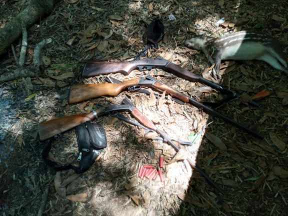 Tres detenidos y varios elementos secuestrados en operativo contra cazadores furtivos Tres detenidos y varios elementos secuestrados en operativo contra cazadores furtivos
