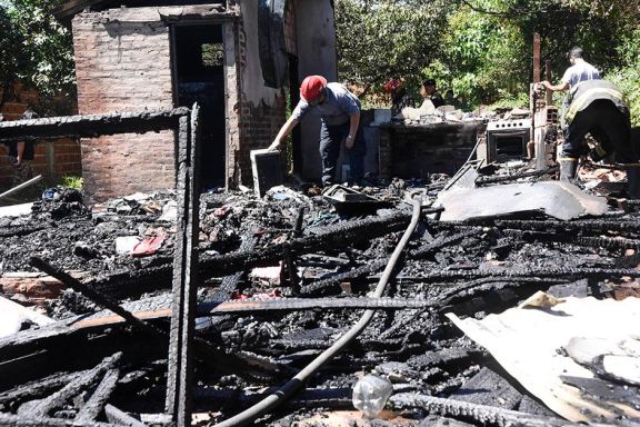 Incendio dejó con lo puesto a una familia de la chacra 100 Incendio dejó con lo puesto a una familia de la chacra 100
