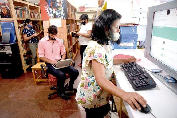 Terminando la secundaria en la biblioteca Terminando la secundaria en la biblioteca