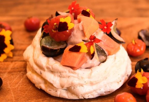 Receta única de una Pavlova con frutas de estación Receta única de una Pavlova con frutas de estación
