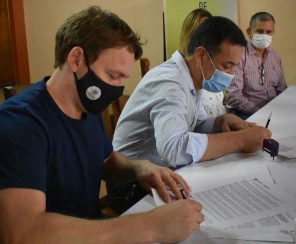 Firman convenio para capacitar a jóvenes mediante la plataforma Guacurarí Firman convenio para capacitar a jóvenes mediante la plataforma Guacurarí