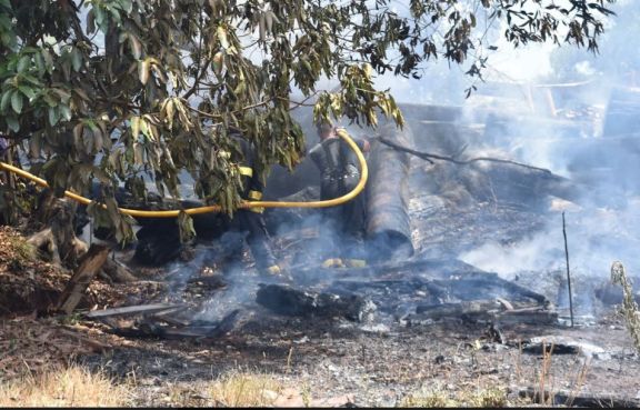 San Pedro: bomberos controlan incendio en un aserradero San Pedro: bomberos controlan incendio en un aserradero