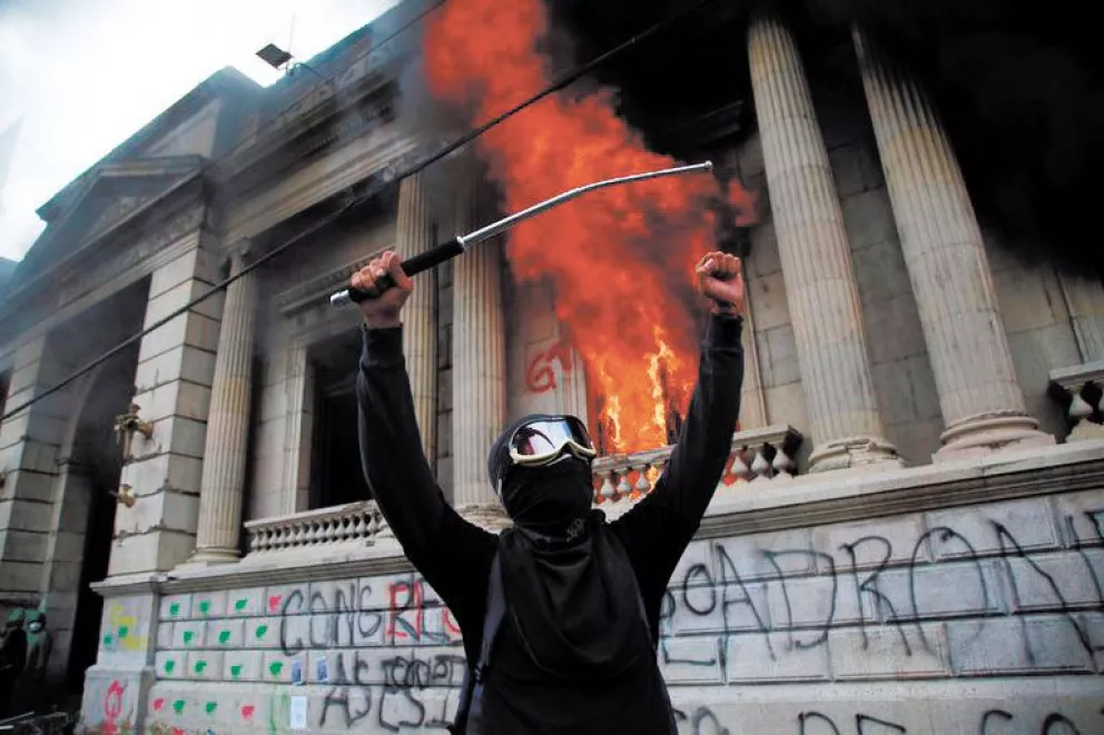 Manifestantes incendiaron  el Congreso de Guatemala