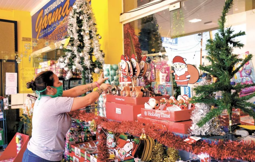 Empezó la venta de adornos navideños con suba de precios en luces y árboles