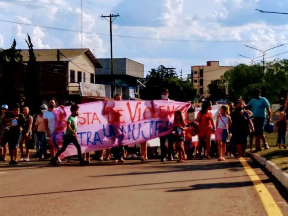 Mujeres de Bernardo de Irigoyen marcharon contra la violencia de género