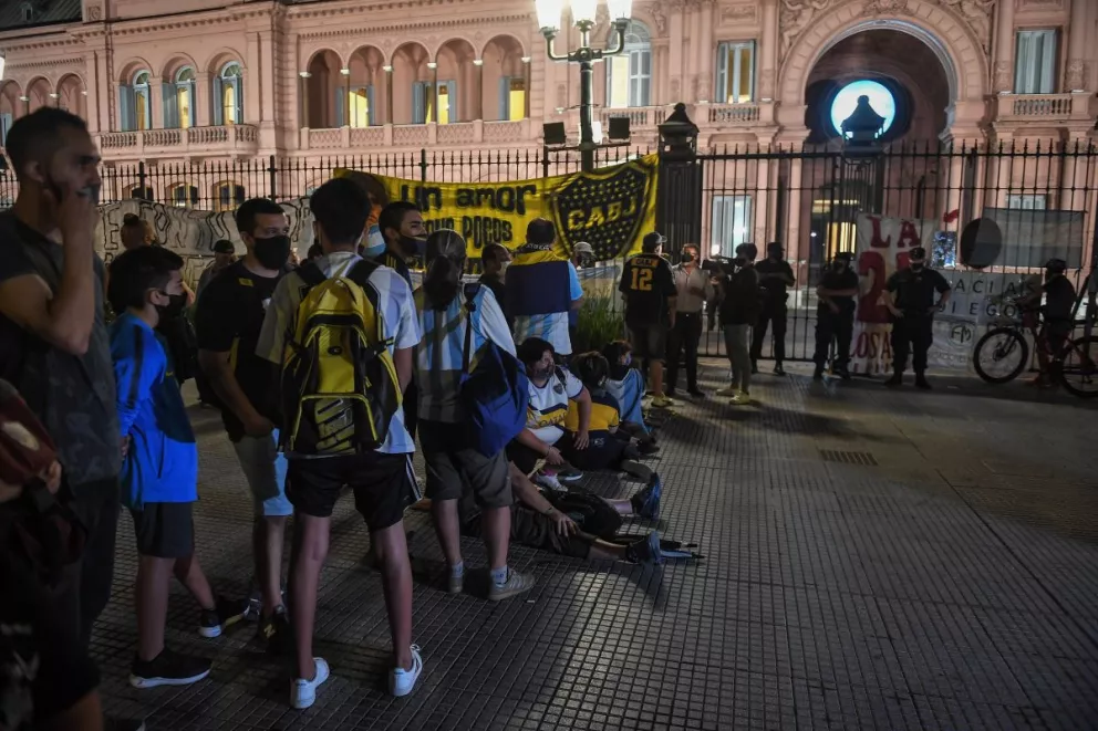 Fanáticos de Diego hacen fila para despedirlo en la Casa Rosada