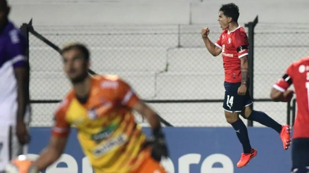 Independiente quedó a un paso de cuartos al golear a Fénix en Montevideo