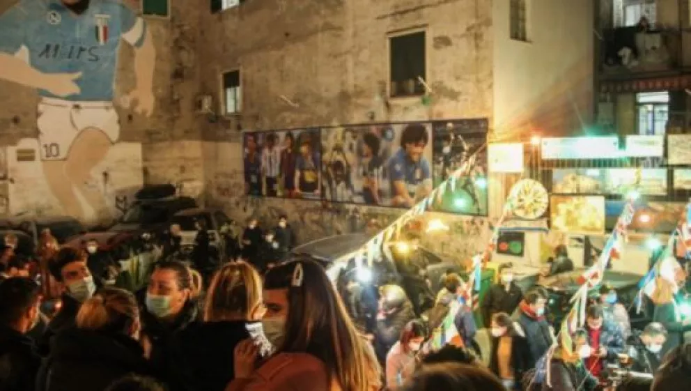 Autoridades temen por una ola de suicidios en Nápoles tras la muerte de Maradona