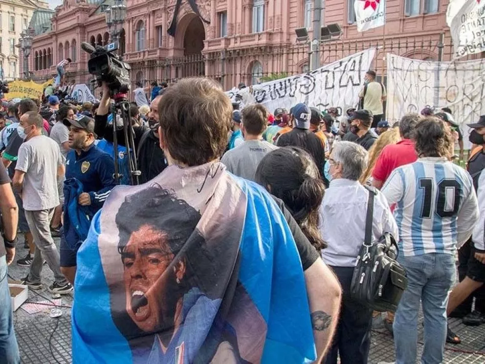 Disturbios en el funeral de Maradona: cientos de personas saltaron las vallas e ingresaron por la fuerza a Casa Rosada