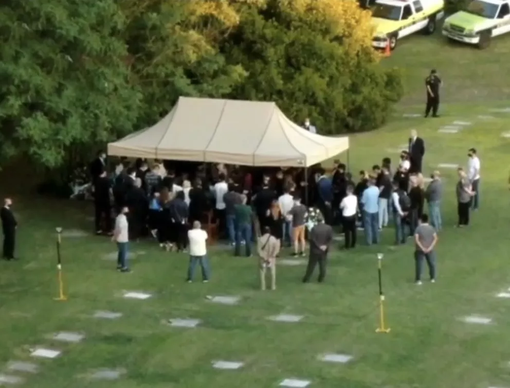 Maradona ya descansa junto a sus padres en el Cementerio Jardín de Bella Vista