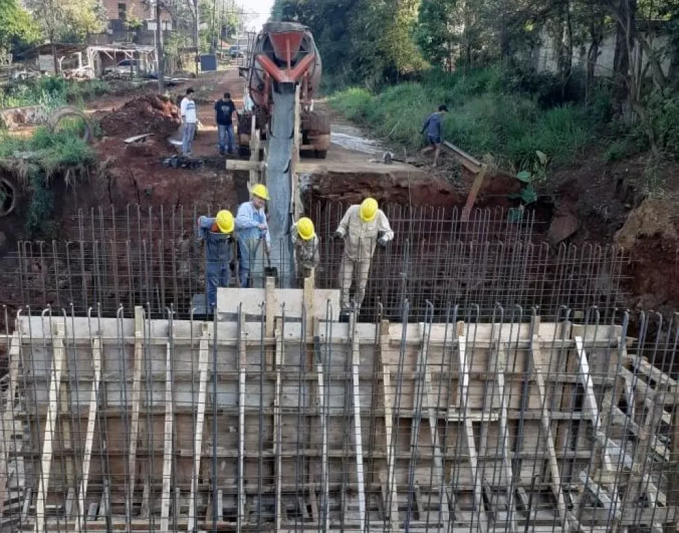Avanzan con obras de nuevos puentes en Puerto Esperanza y Colonia Delicia