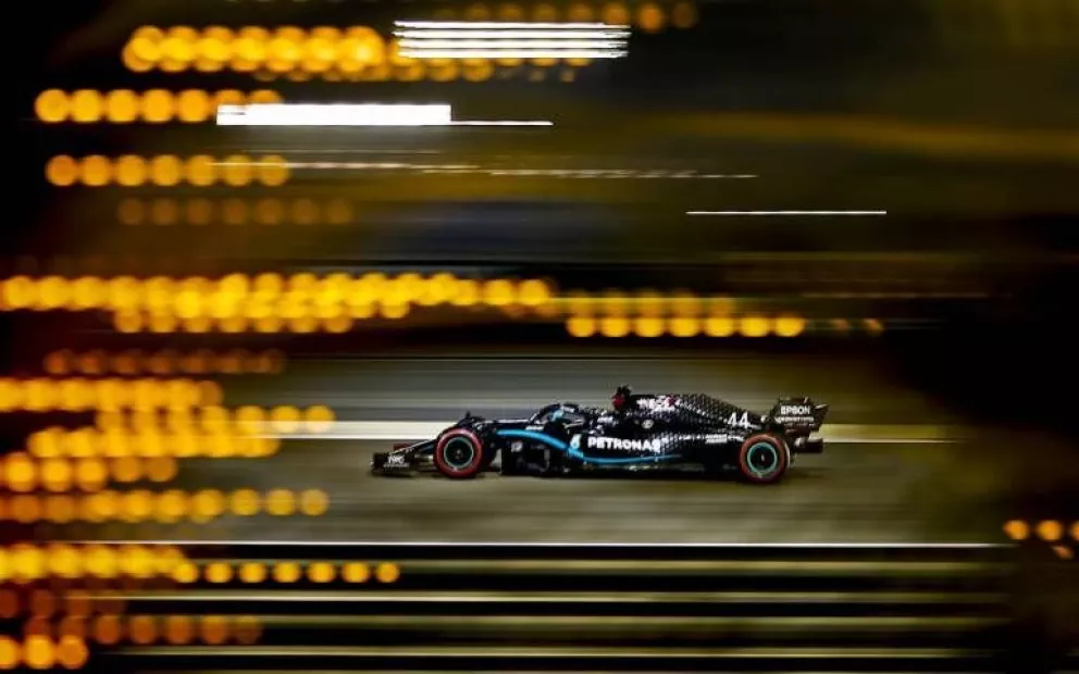 Lewis Hamilton gana en accidentada carrera de Fórmula 1