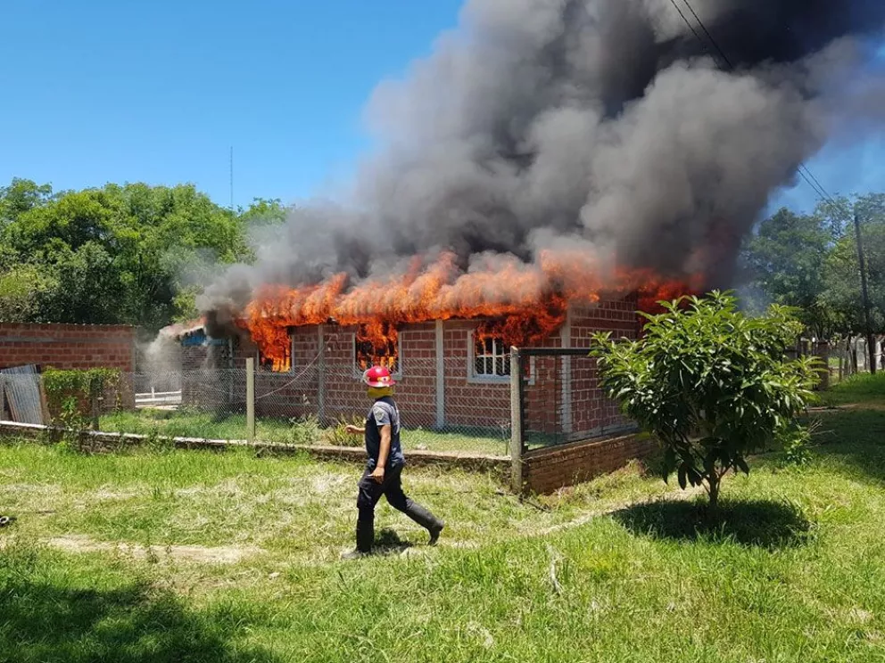 Familia se quedó con lo puesto tras el incendio de su vivienda