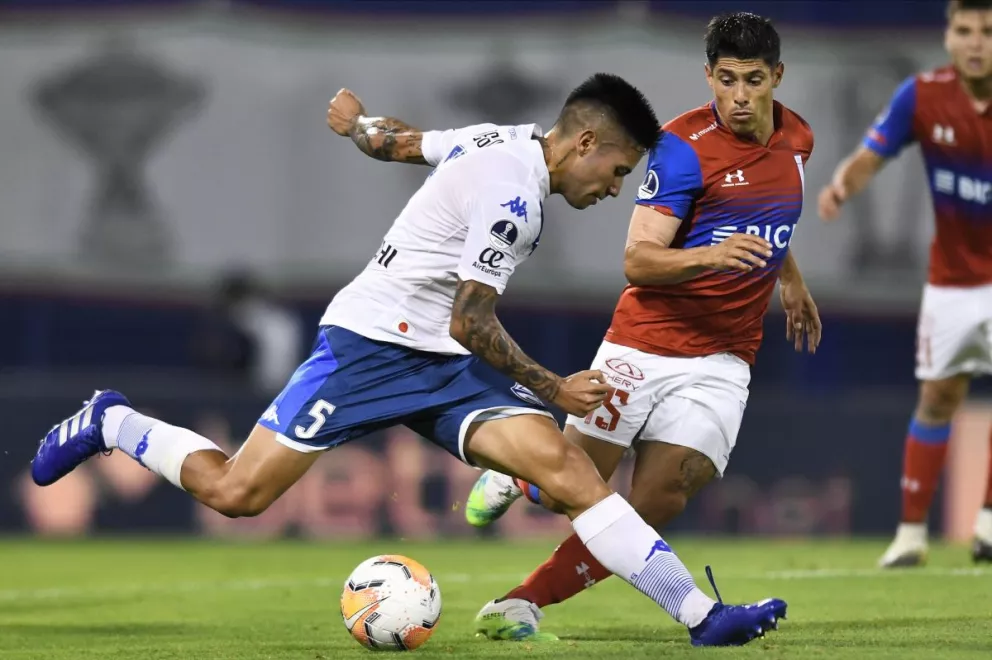 Vélez cayó de local con Universidad Católica de Chile y complicó su continuidad en la Sudamericana