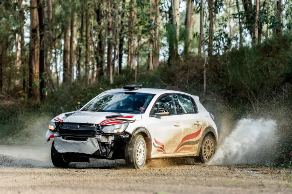 Weiss cumplió con 100 kilómetros de pruebas sobre un auto de rally en España