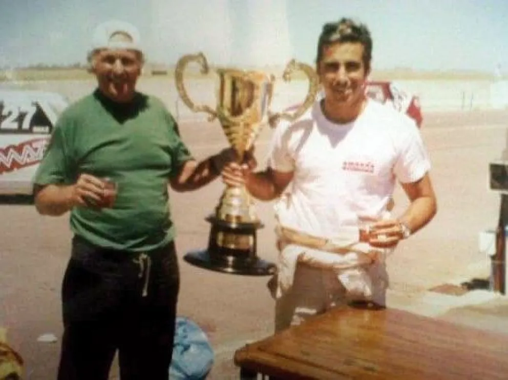 El Tano Gava junto al Negro Míguez y la copa de campeón. Foto: Familia Míguez