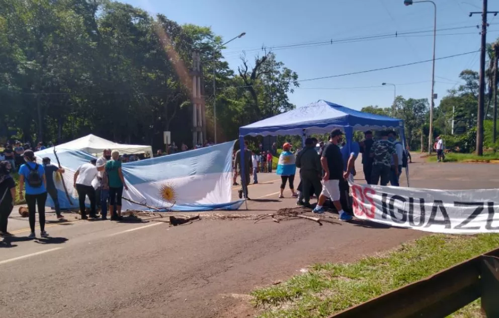 Vecinos Unidos de Puerto Iguazú cortan ruta 12 para exigir la apertura del puente