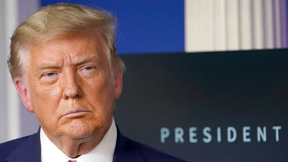 Trump cedió y promulgó la ley de alivio económico por Covid-19