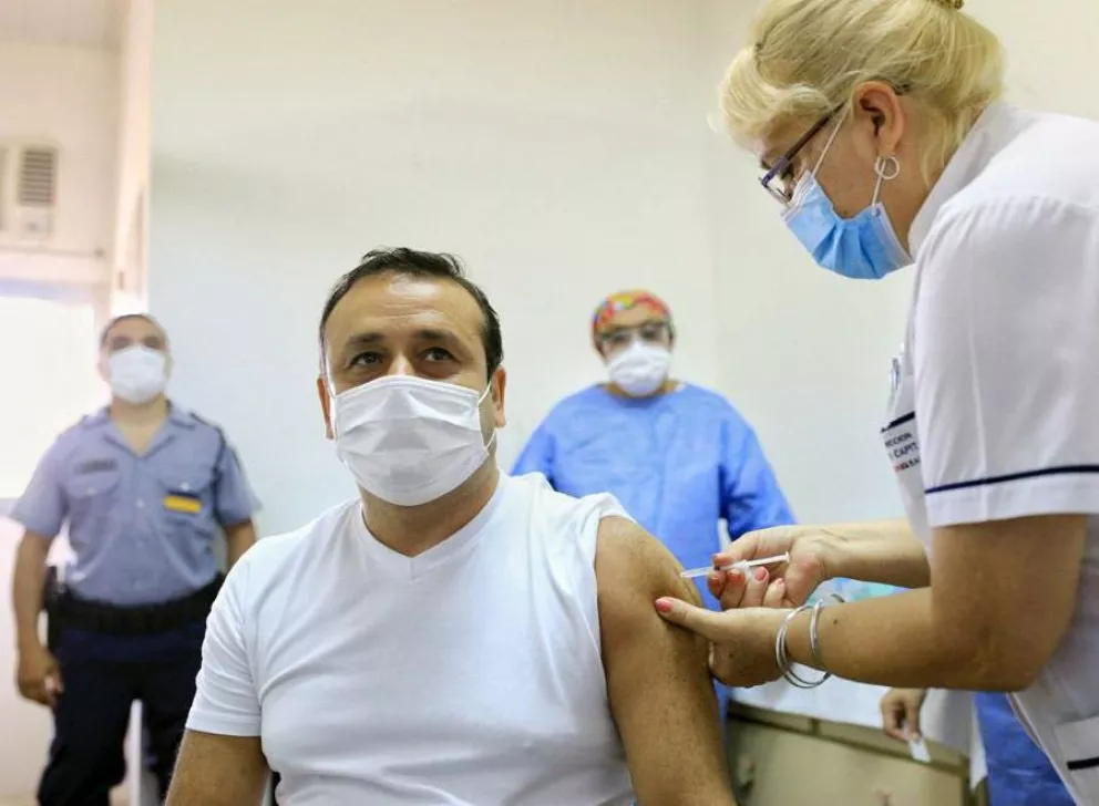 El gobernador Oscar Herrera Ahuad recibió la primera dosis de la vacuna Sputnik V