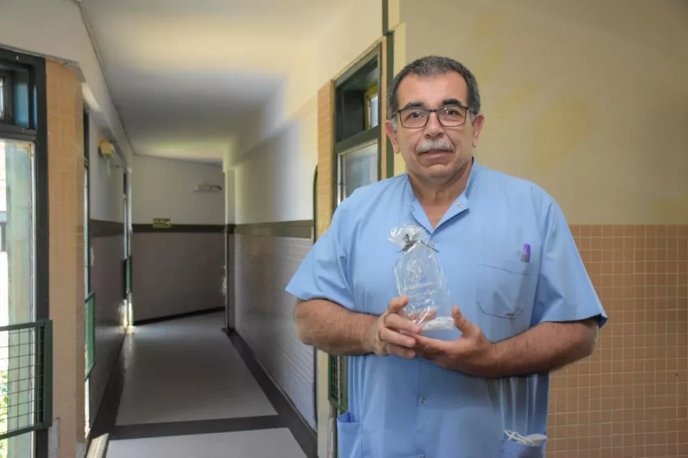 El doctor Oscar López recibiendo el reconocimiento al Misionero del Año