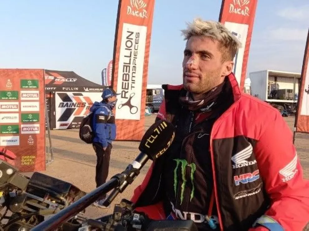 El argentino Benavides ganó la quinta etapa y es líder de la división Motos del Dakar