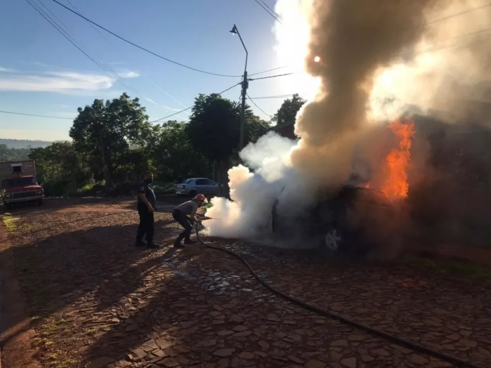 Un Mercedes B200 se prendió fuego en un barrio de Oberá