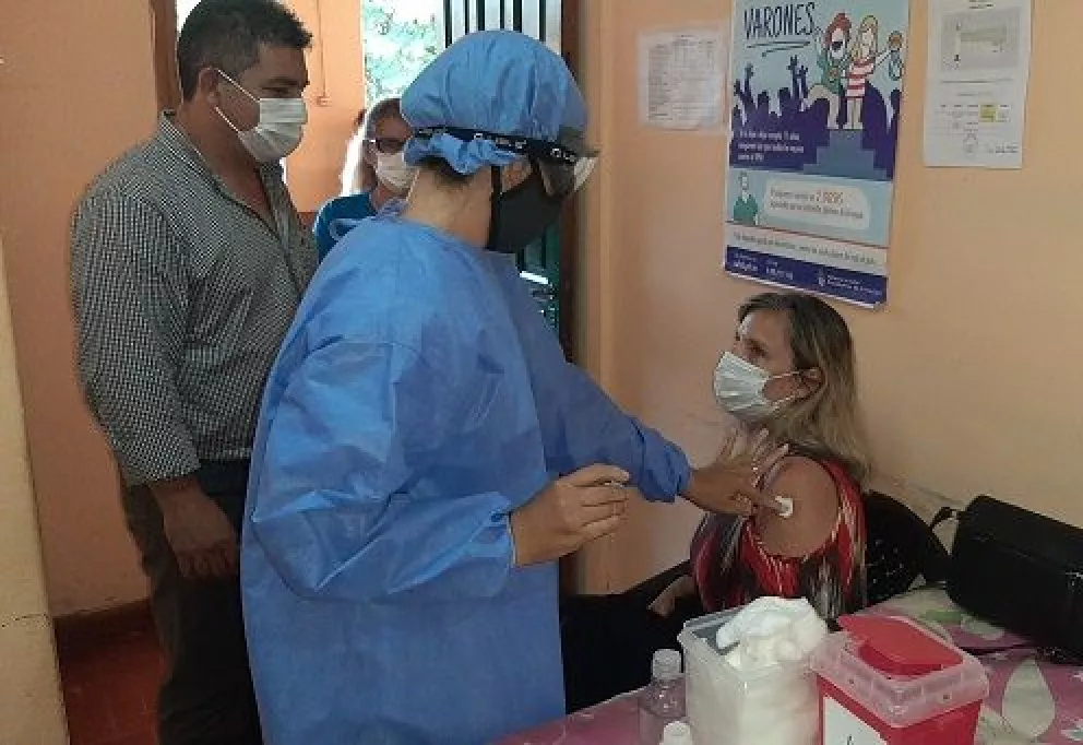 Personal de salud del Hospital de Candelaria se vacunó contra el Covid-19