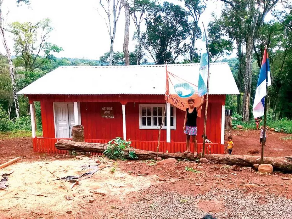 Mediante trabajo voluntario, niños mbya cuentan con un edificio escolar 