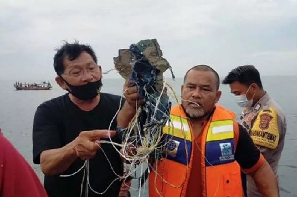 Encontraron los restos del avión que cayó al mar en Indonesia: no hay sobrevivientes