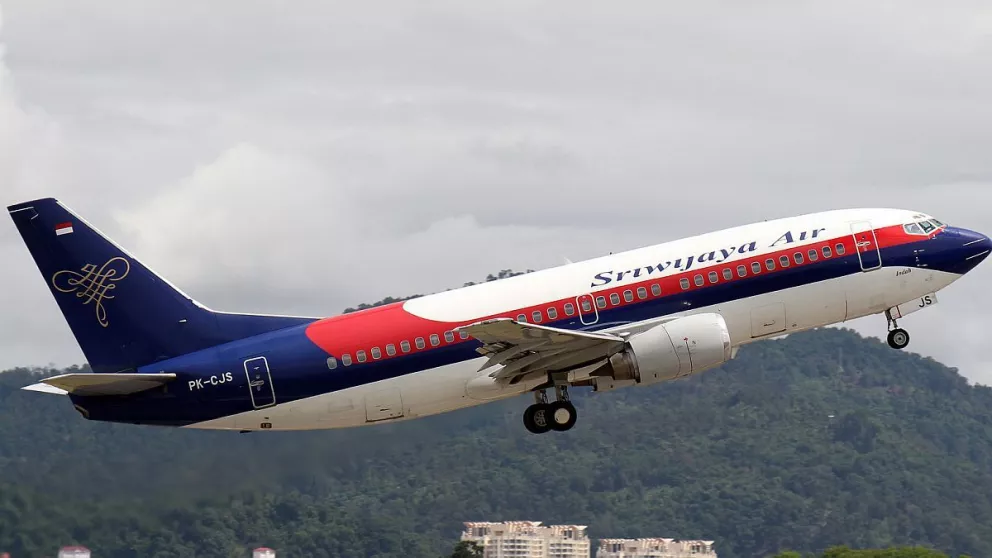 Pierden contacto con un avión con más de 50 pasajeros a bordo tras despegar en Indonesia