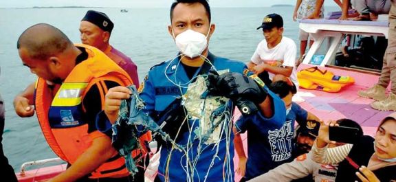 Un avión con 62 personas a bordo cayó al océano Un avión con 62 personas a bordo cayó al océano
