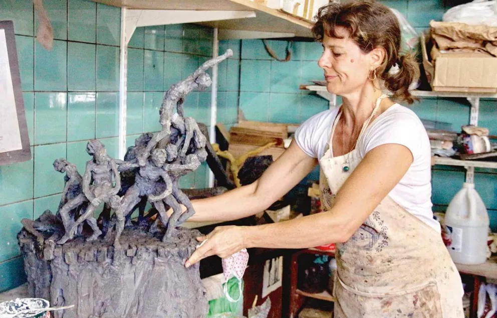 Silvana Kelm en su taller de Oberá, donde también da curso de escultura. Foto: Luciano Ferreyra
