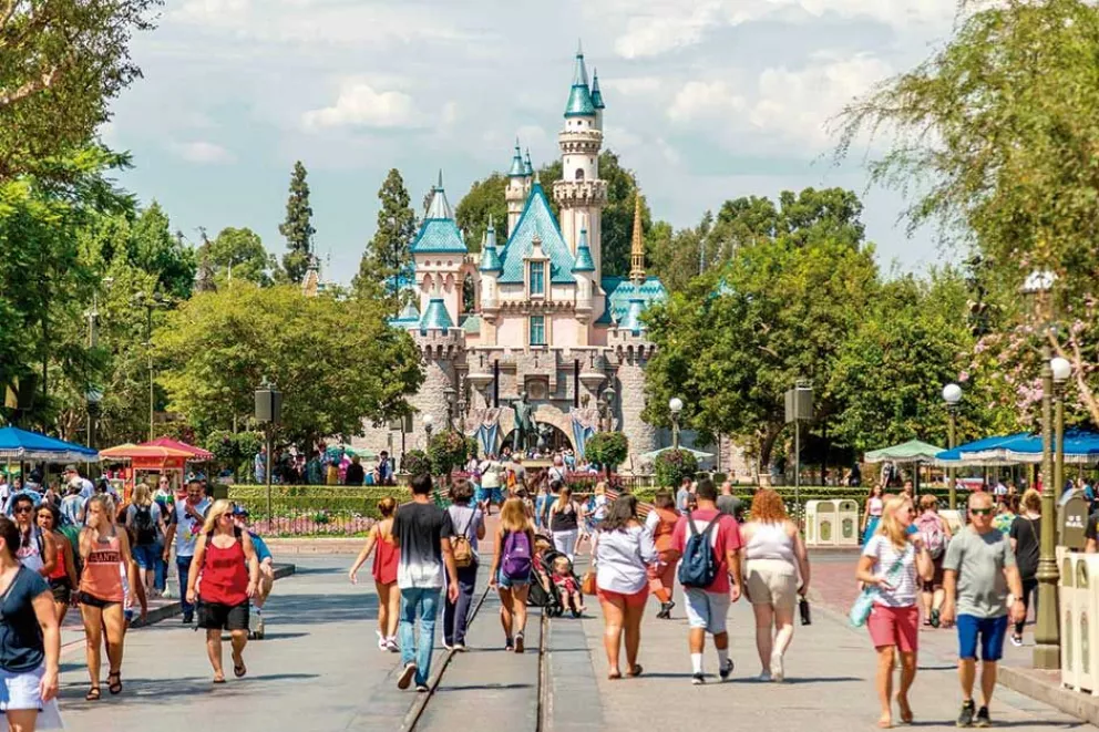 Disneylandia se convertirá en un gran centro de vacunación