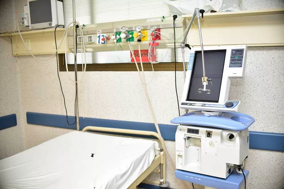 Hospitales suman camas críticas por contagios en alza