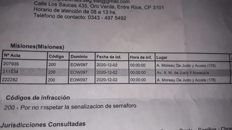 Lo multaron por cruzar en rojo dos semáforos al mismo tiempo