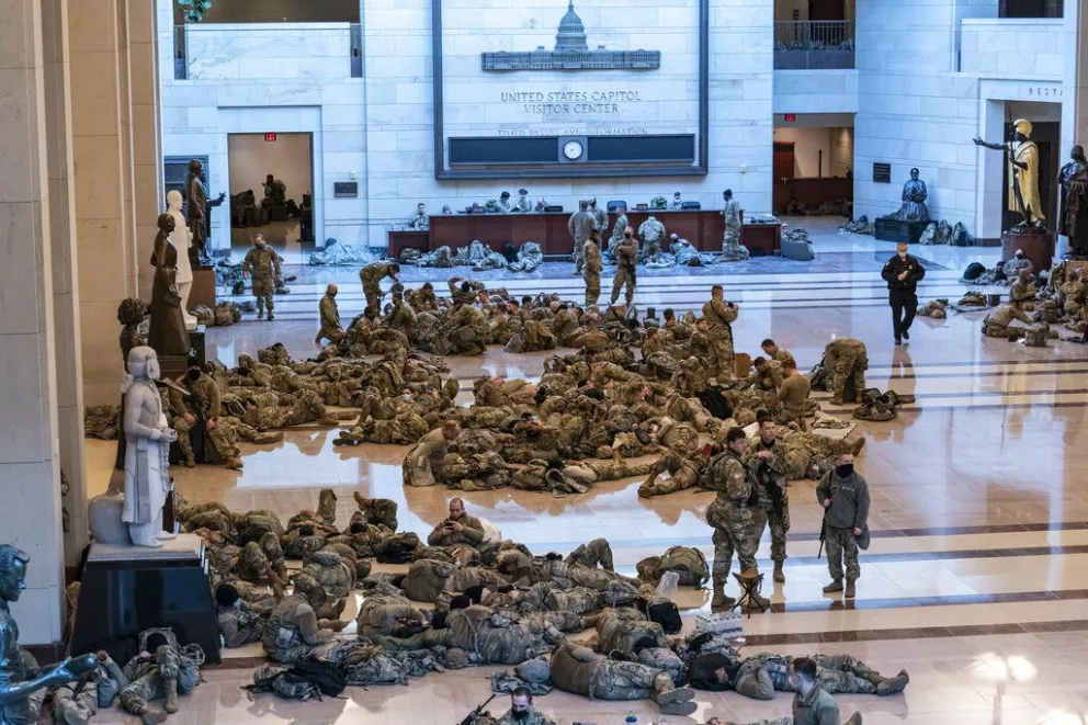 Miembros del Ejército debieron apostarse dentro del capitolio para evitar la toma completa del edificio por parte de los simpatizantes de Trump. / Foto: Archivo AP