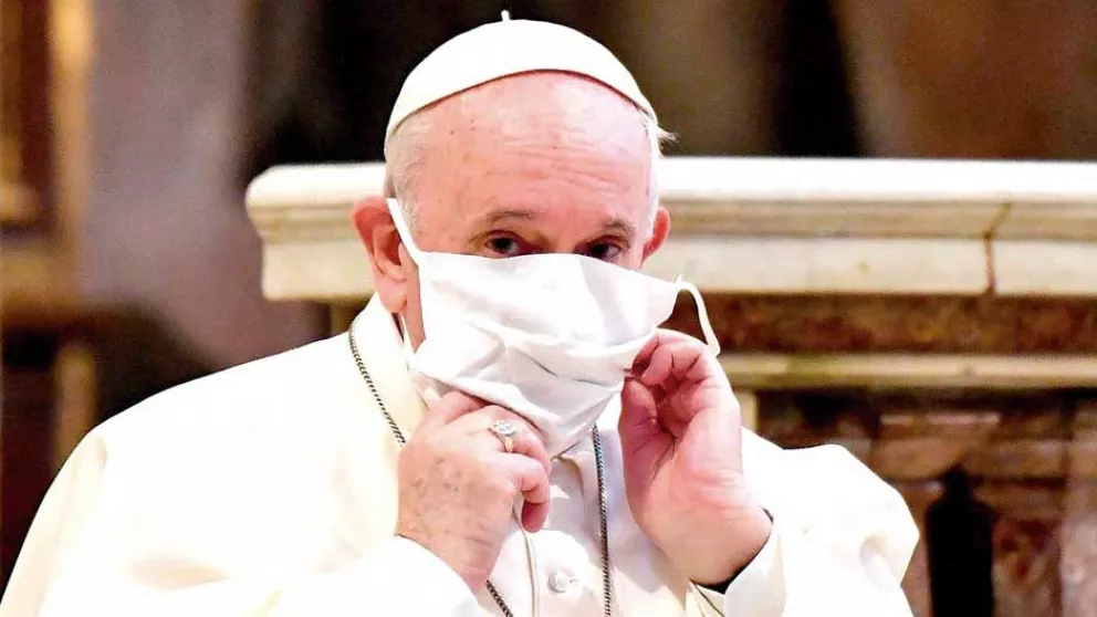 El papa fue vacunado contra el coronavirus en el Vaticano
