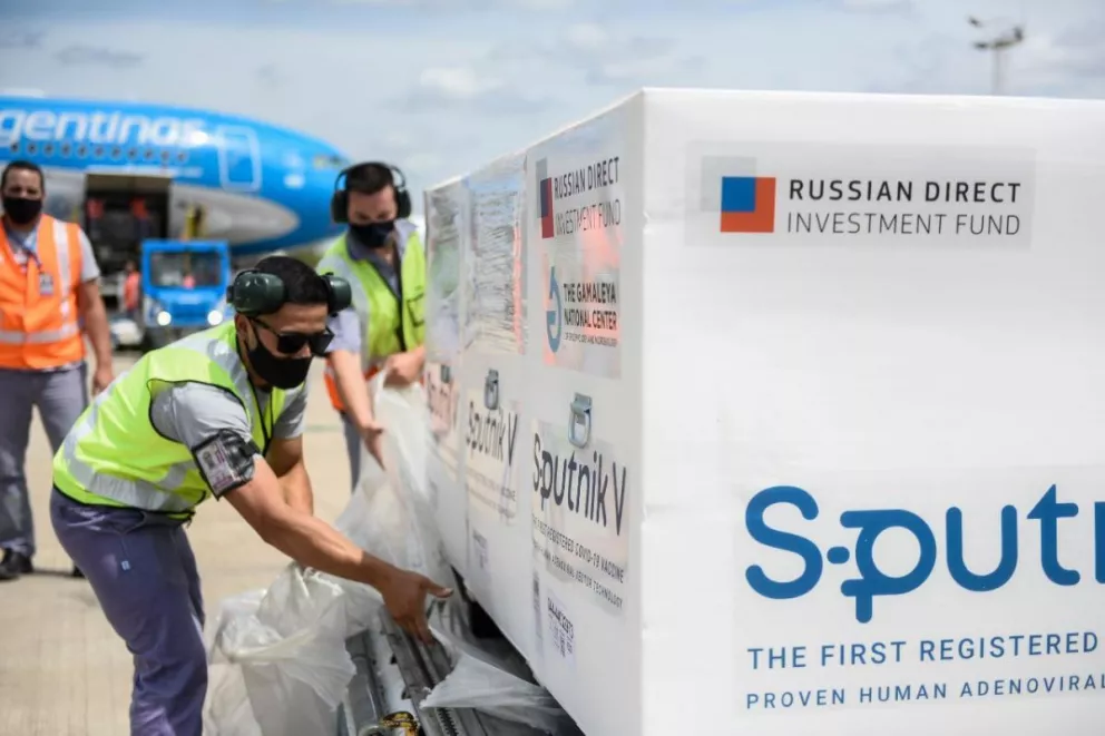 Despegará esta noche hacia Moscú el tercer vuelo que traerá vacunas Sputnik V
