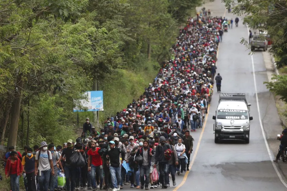 Unos 9.000 migrantes centroamericanos marchan a los Estados Unidos