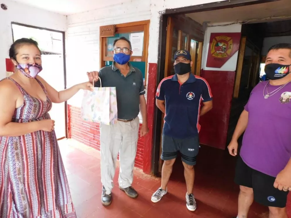 Vecinas de Puerto Libertad le donaron barbijos a los bomberos voluntarios