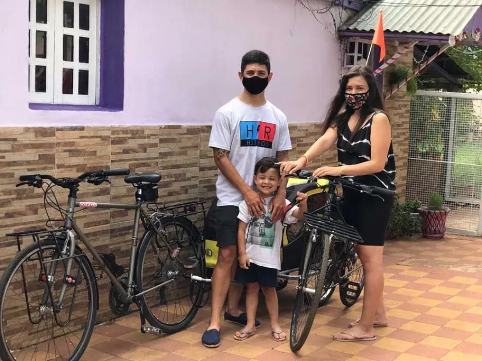 Viajaron en bici por doce días con su hijo para ver a su familia en Garupá