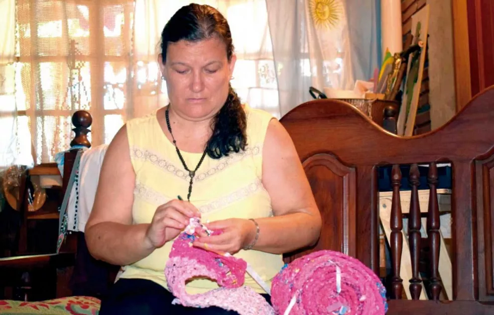 Tras sufrir un cáncer, encontró una salida en el arte del crochet