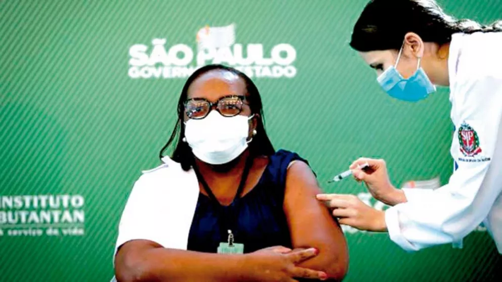 Brasil aprobó el uso de emergencia de las vacunas AstraZeneca y CoronaVac