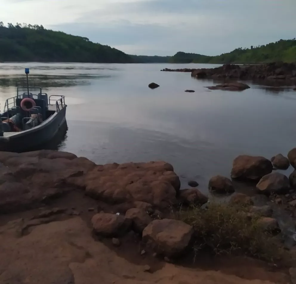 Con buzos tácticos sigue la búsqueda de los tres hermanos en el río Paraná