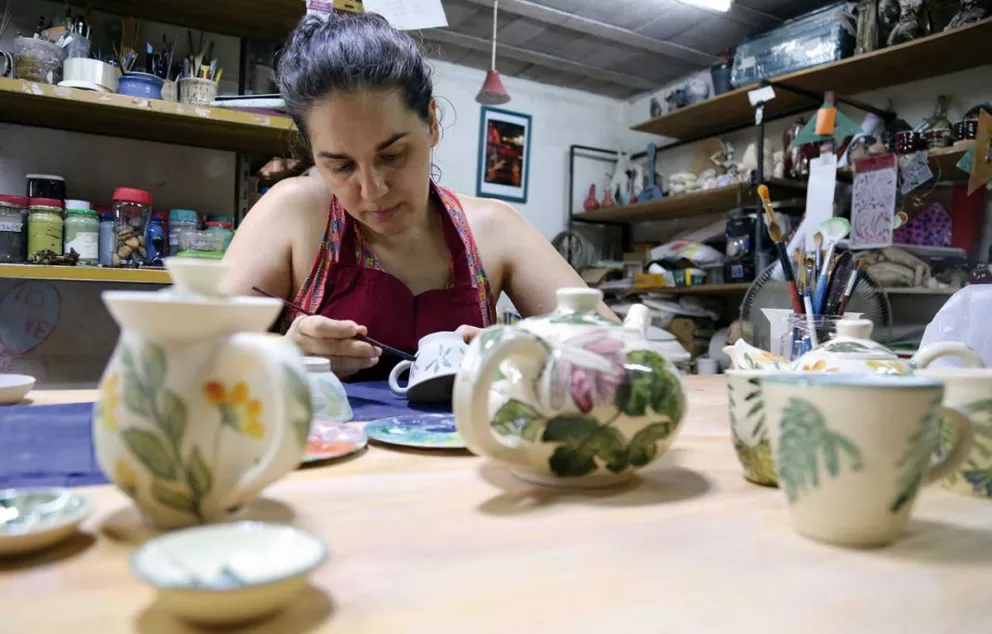 Luján Oliveira es escultora, ceramista especializada en alfarería y diseñadora. 
Fotos: Natalia Guerrero