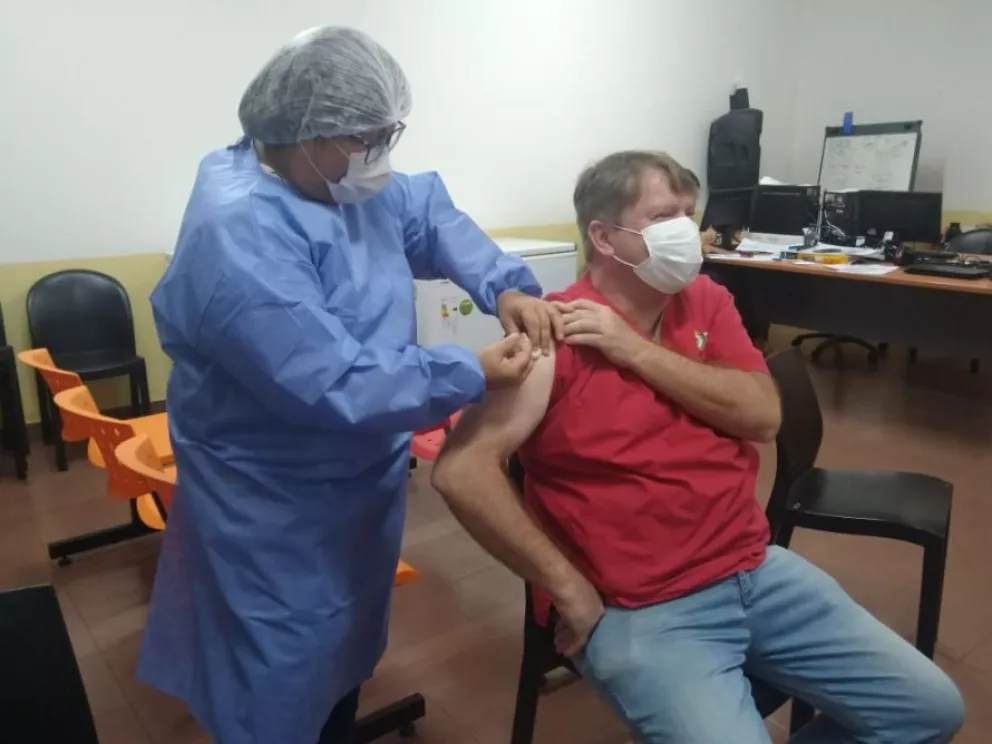 Trabajadores de la Salud en Iguazú reciben la segunda dosis de la inmunización