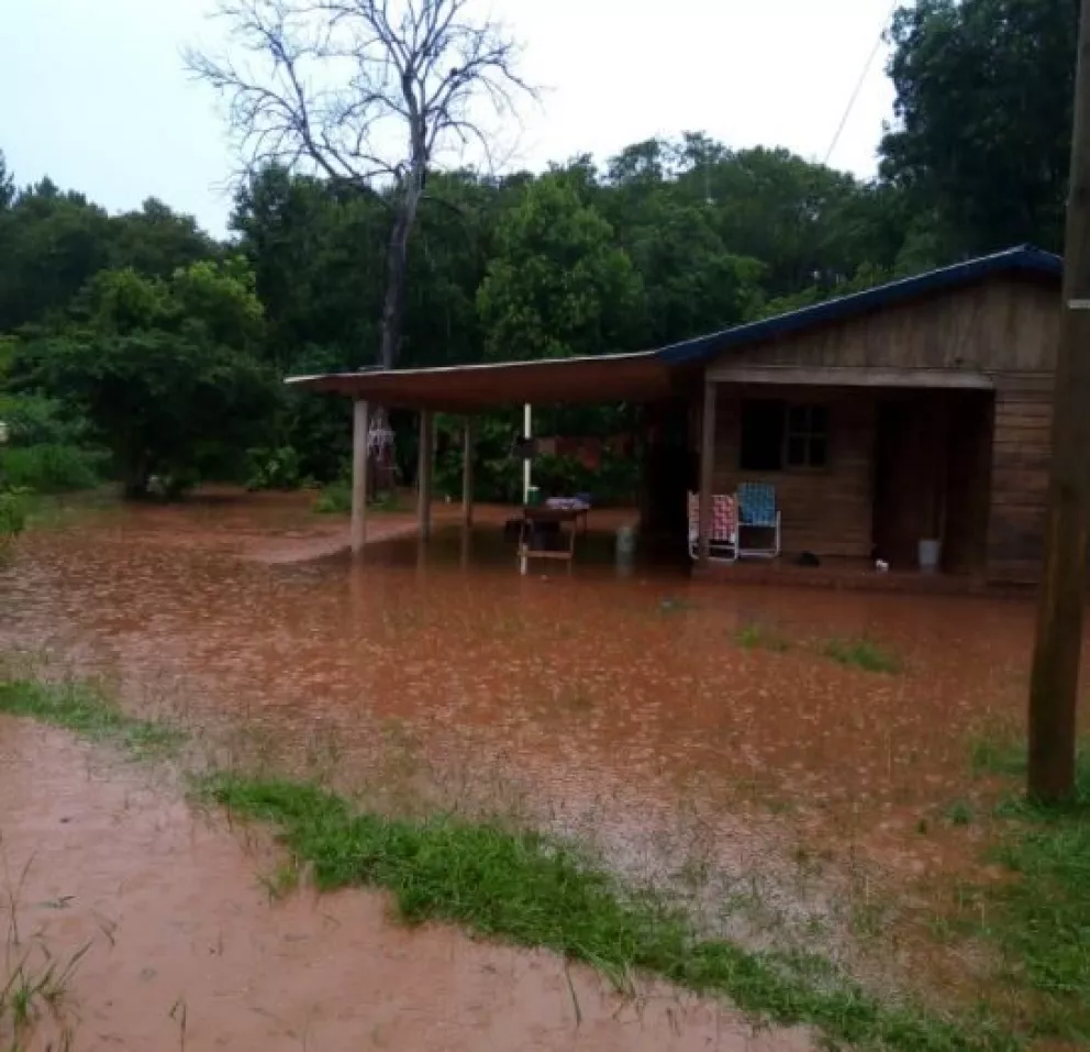 Por las intensas lluvias, debieron asistir a tres familias en Garuhapé 
