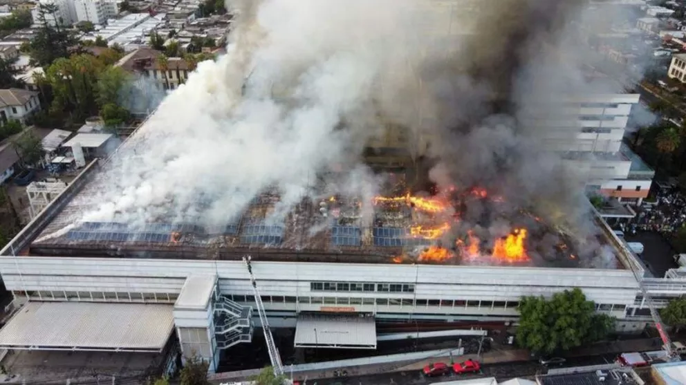 Feroz incendio en un hospital de Santiago de Chile: trabajan unas 40 dotaciones de bomberos